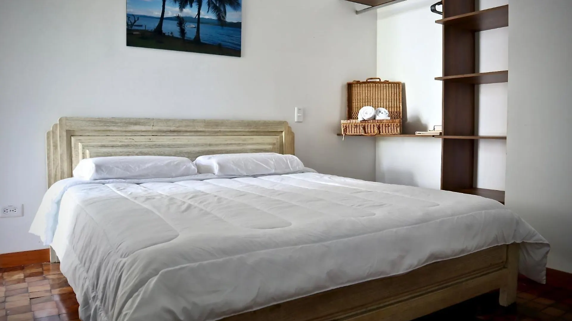 Casa Campestre En Poblado contacts